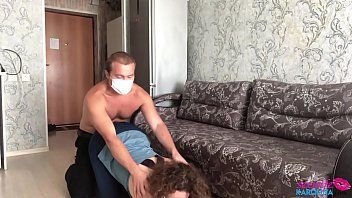 play Dieser Liebhaber fickt seine Frau mit einer Halsmaske