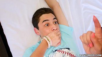 play Der Sohn der Mutter legt seine Hand auf seinen Hals und vergewaltigt ihn