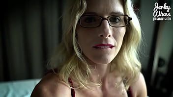 play Zmarła blondynka po seksie zaczyna lizać swojego szefa
