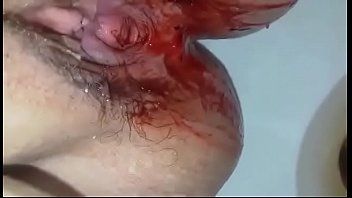 play La frágil virgen tiene sexo duro hasta poner su coño rojo sangre