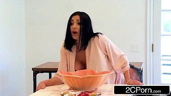 play Audrey Bitoni heeft seks bij haar thuis in de keuken omdat ze er van houdt