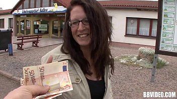 play Un nerd es sobornado con dinero para que le folle la garganta