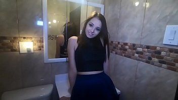 play Xnxx in der Schule mit dem Schüler gibt einen Blowjob im Badezimmer
