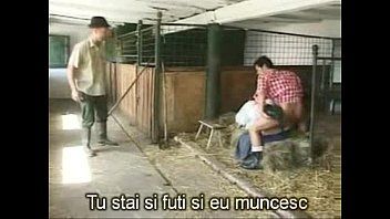 play Baise une vieille femme du français Giurgiu dans l'écurie à côté des animaux