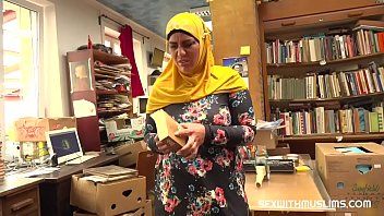 play Die Araberin aus der Bibliothek hat mit der Wache guten Sex in ihrer Muschi