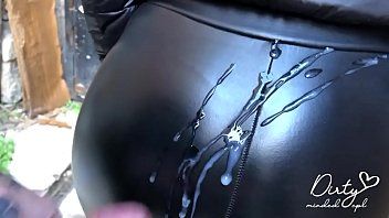 play Les femmes qui ont des relations sexuelles à vélo et qui ont des pantalons en cuir moulé
