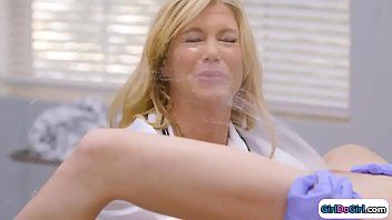play Jetul din pizdulice o loveste pe femeie pe doctorita