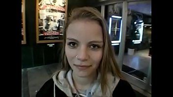play A loira se masturba para o horror de um homem que é seu amigo