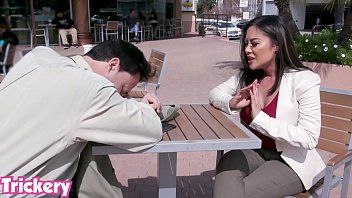 play Due sorelle russe fanno entrambe sesso con un uomo per 50 lei