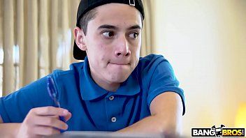 play Hij trekt aan zijn schoonmoeder pornodwerg xxx penetreert een ebbenhout met smakelijke vormen