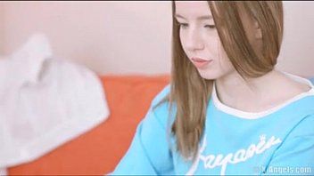 play Papa dringt in seine Tochter Olivia ein, einen Teenager aus Bacau Porno