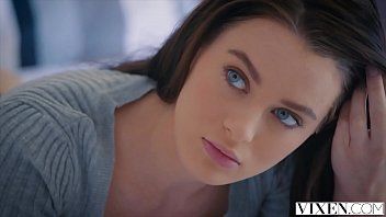 play Are niste ochii superbi si sunt albastri si adora penisul sa linga si sa faca sex