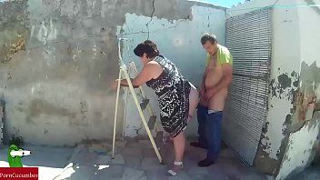 play Grasa toma el pene en el coño en un edificio abandonado de un amigo caliente