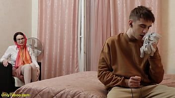 play تمسك زوجها يستمني وهي تريد أن تضاجعها قليلاً