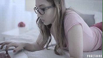 play Die blonde MILF ist fest entschlossen, alles aus dem Penis dieses auf dem Rücken liegenden Kunden herauszuquetschen