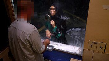 play Superheiße Araberin mit sehr tätowiertem und prallem Arsch, der den ganzen Penis gut lutscht