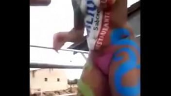 play Petrecere sexuala in grup care se lasa cu lovituri peste fesele femeilor