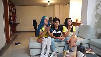 play Fiesta anal xxx con dos adolescentes a las que les encanta montarse entre ellas