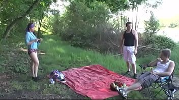 play Mężczyźni sikają do gardła tej dziwce z małymi piersiami, po czym wszyscy biorą to na swojego penisa