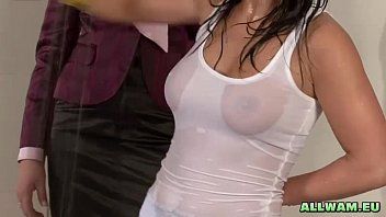 play Se está llevando a cabo una pelea muy intensa con esta hermosa chica en un ring de boxeo y