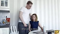 play Rijpe docent Amber Sweet temt boze tiener met gepassioneerde seks in de keuken