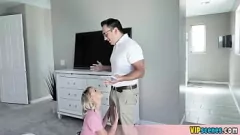 play Tienerdrama met late verhuur: Blonde pornoster Emma Hix in intense doggystyle en pijpbeurt!