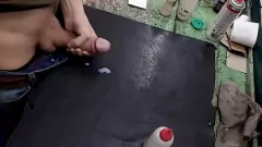 play نحيل الهواة الذكور Wanks صاحب الديك تقطيعه على طاولة العمل