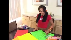 play Petite Bruneta Teen Yasmin devine obraznică cu sesiunea de masturbare solo