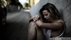 play Street Kid obtient une pipe profonde intense et une chatte rugueuse battant