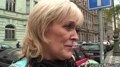 play Dojrzała blondynka dziwka z owłosioną cipką robi ciężko kurwa od tyłu