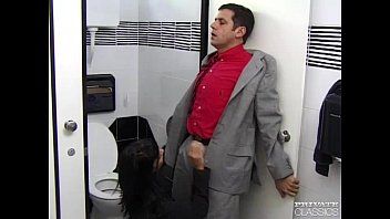 play Brünette Frau in einer öffentlichen Toilette gefickt