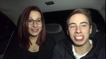 play Una perra con gafas chupa el coche de un estudiante