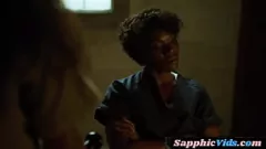 play Sensuele zwarte lesbische gevangenisbewaker in erotische sapphische ontmoeting met poesjelikken en vingeren