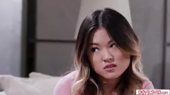 play Lulu Chu și Jessie Saint, cea mai tare fetiță asiatică și prietena ei blondă, împart un penis masiv în acest trio sălbatic
